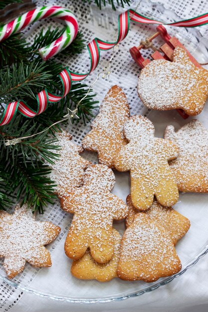 Galletas de jengibre de diversas formas en una placa de vidrio. Enfoque selectivo.