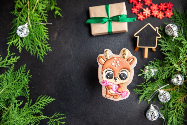 Galletas de jengibre dulces navideños dulces de año nuevo postre comida merienda en la mesa