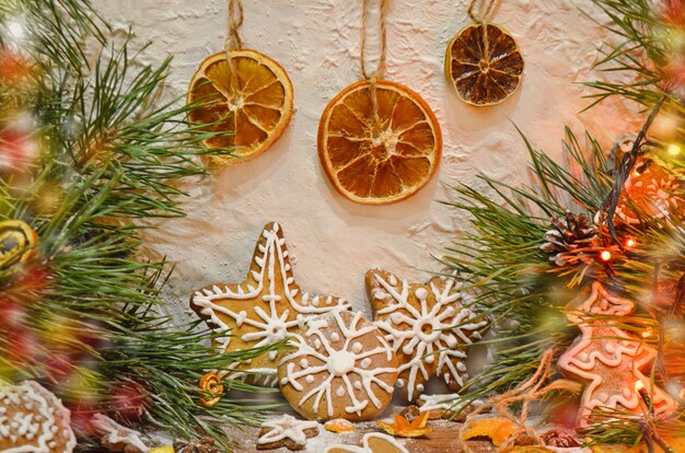 Galletas de jengibre, estrellas, canela, especias en la mesa de madera.