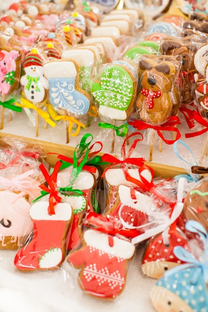 Galletas de jengibre en la feria de Navidad. Postre de aroma tradicional de vacaciones con miel y especias.