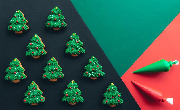 Galletas de jengibre en forma de árbol de navidad cubiertas con glaseado plano