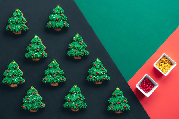Galletas de jengibre en forma de árbol de navidad cubiertas con glaseado plano