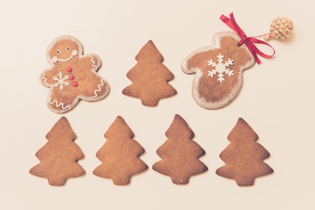 Galletas de jengibre en forma de árboles de Navidad, hombre y guantes sobre un fondo blanco. Vista superior