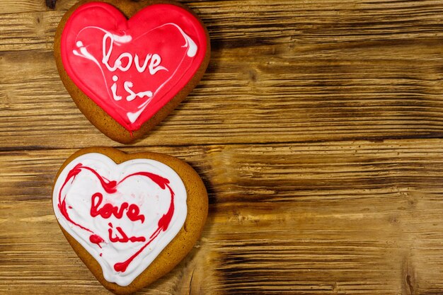 Galletas de jengibre en forma de corazón en la mesa de madera Espacio de copia de vista superior Postre para el día de san valentín