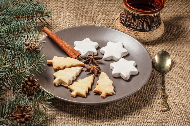 Galletas de jengibre en forma de estrella y árbol de Navidad en placa