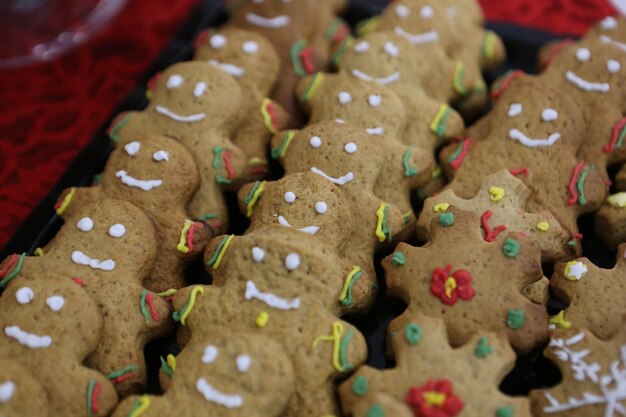 Galletas de jengibre en forma de hombre sobre la mesa.