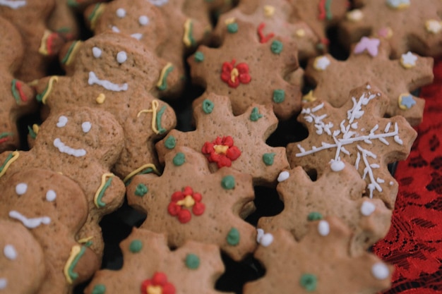 Galletas de jengibre en forma de hombre sobre la mesa.