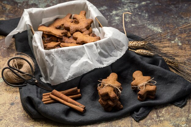 Galletas de jengibre en forma de muñeca.