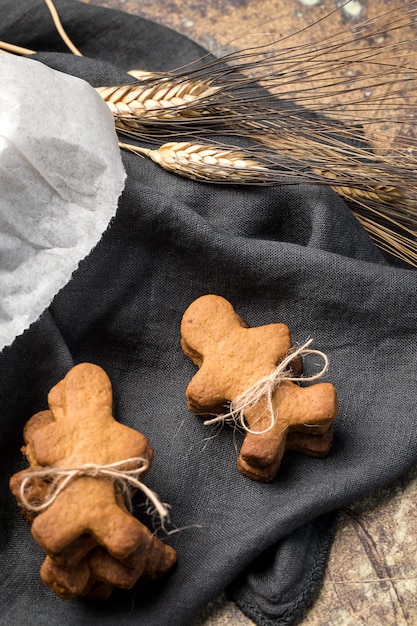 Galletas de jengibre en forma de muñeca.