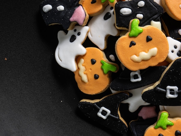 Foto las galletas de jengibre de halloween para el concepto de comida y vacaciones