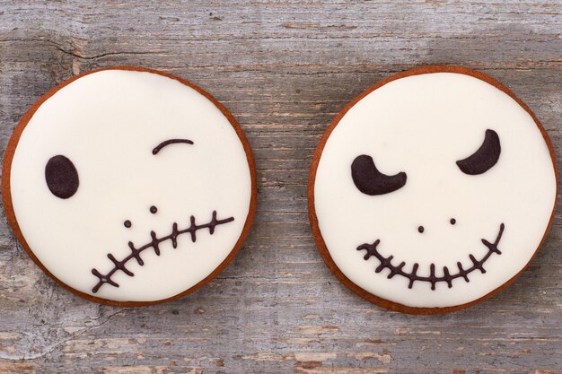 Galletas de jengibre de Halloween sobre fondo de madera galletas de azúcar jack skellington