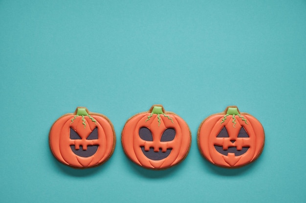 Galletas de jengibre de Halloween sobre un fondo turquesa Vista superior Lugar para una inscripción