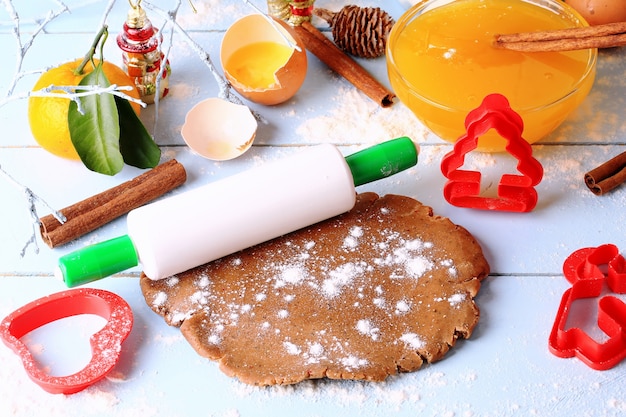 Galletas de jengibre horneadas de fondo de Navidad, pan de jengibre, hecho a mano