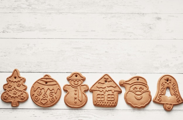 Galletas de jengibre en madera blanca