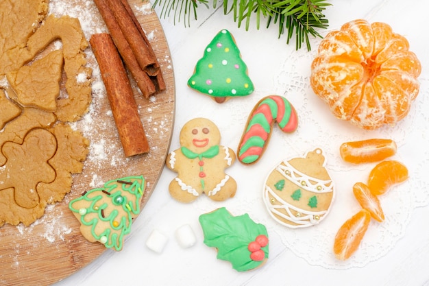 Galletas de jengibre, mandarina y masa para galletas