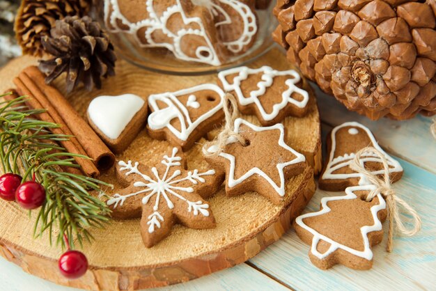 Galletas de jengibre marrón en diferentes formas.