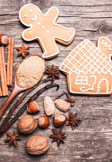 Galletas de jengibre en una mesa de madera con ingredientes