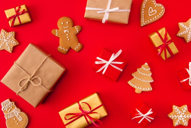 Galletas de jengibre de Navidad aisladas en rojo