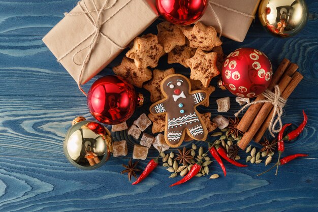 Galletas de jengibre de Navidad y especias en mesa de madera. De cerca