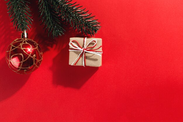 Galletas de jengibre de Navidad en forma de un árbol de Navidad y regalos artesanales en un rojo, copyspace.