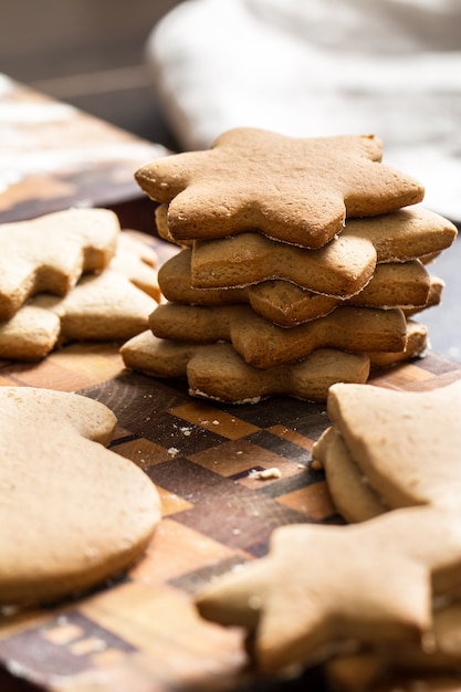 Galletas de jengibre de Navidad en mesa