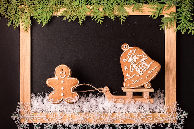 Galletas de jengibre de Navidad con pizarra negra vacía