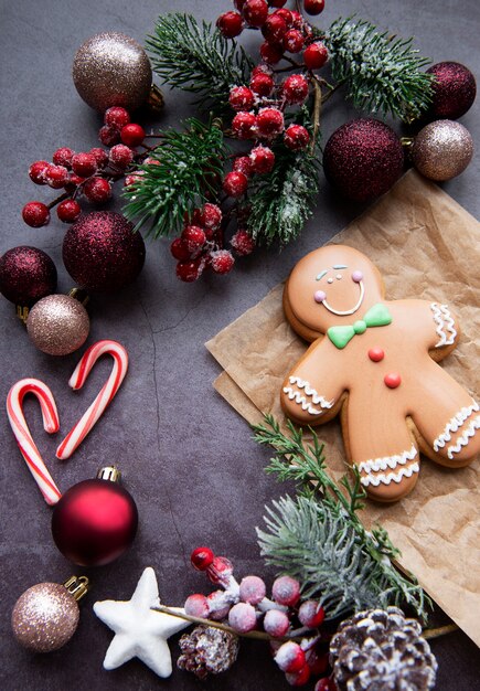 Galletas de jengibre de Navidad sobre un fondo oscuro. Delicioso pan de jengibre navideño casero