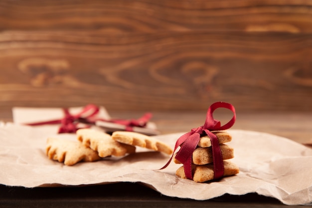 Galletas de jengibre de Navidad sobre tablero de madera oscura.