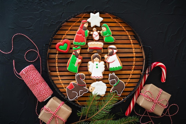 Galletas de jengibre navideñas con adornos navideños composición navideña