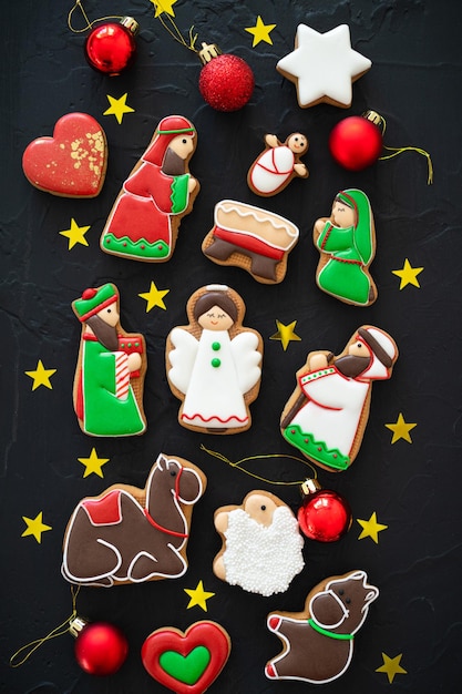 Galletas de jengibre navideñas con adornos navideños composición navideña