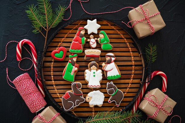 Galletas de jengibre navideñas con adornos navideños composición navideña