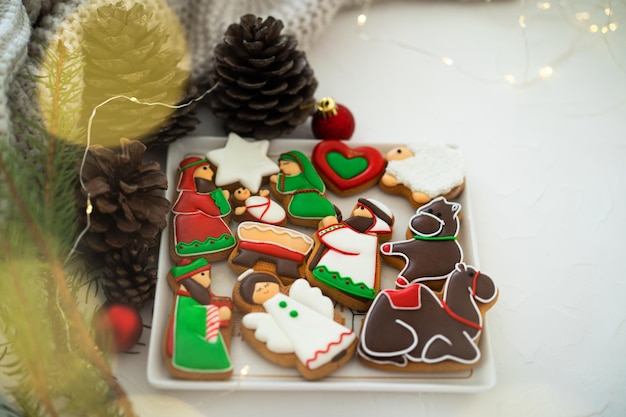 Galletas de jengibre navideñas con adornos navideños composición navideña