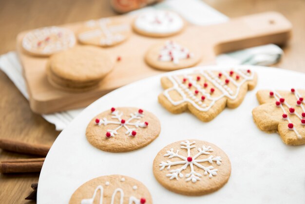 Galletas de jengibre navideñas caseras decoradas.