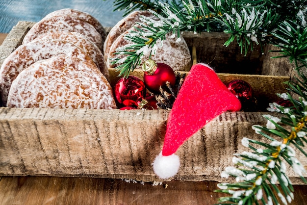 Galletas de jengibre navideñas clásicas con decoraciones navideñas