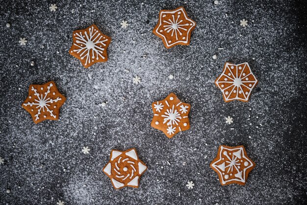 Galletas de jengibre navideñas con especias decoradas con patrones de invierno