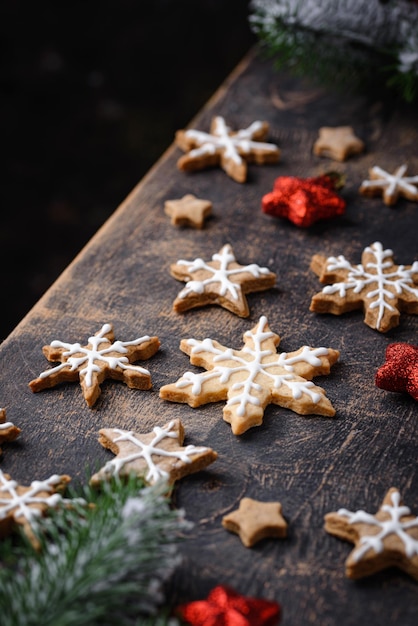 Galletas de jengibre navideñas en forma de copo de nieve