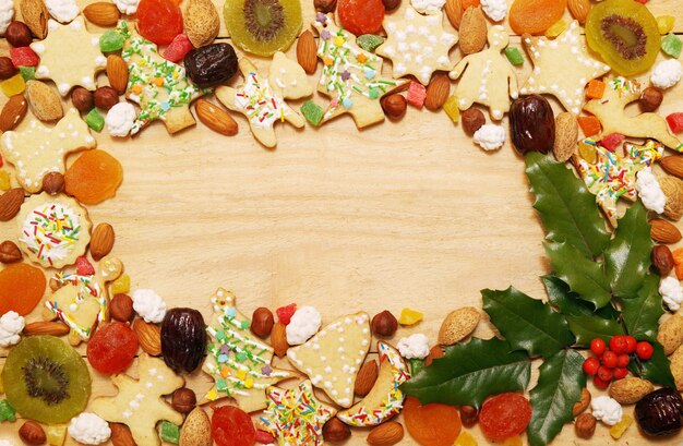 Galletas de jengibre navideñas con frutos secos y frutas