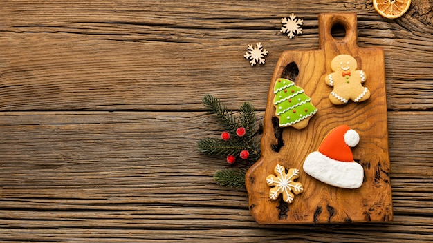 Foto galletas de jengibre navideñas laicas planas con espacio de copia