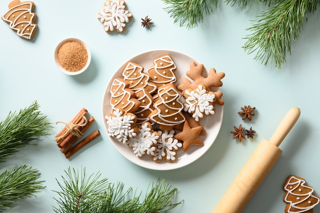 Galletas de jengibre navideñas en placa