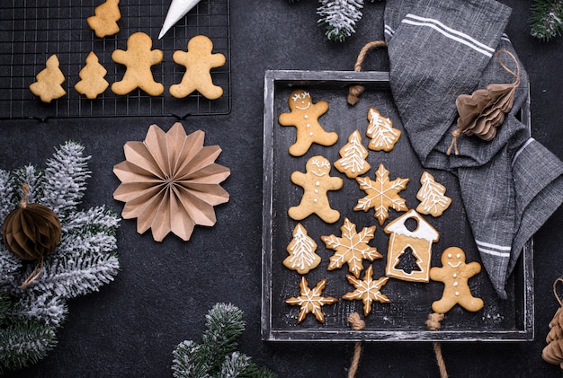 Galletas de jengibre navideñas tradicionales decoradas con glaseado