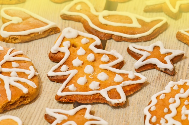 Galletas de jengibre navideñas en la vista superior de la mesa de madera Pan de jengibre casero de Navidad Dulce regalo casero de Navidad