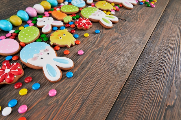 Galletas de jengibre de Pascua aisladas en mesa de madera.