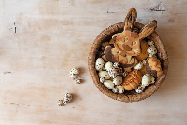 Galletas de jengibre de Pascua en mesa de madera. Huevos y conejo como un pan de jengibre.