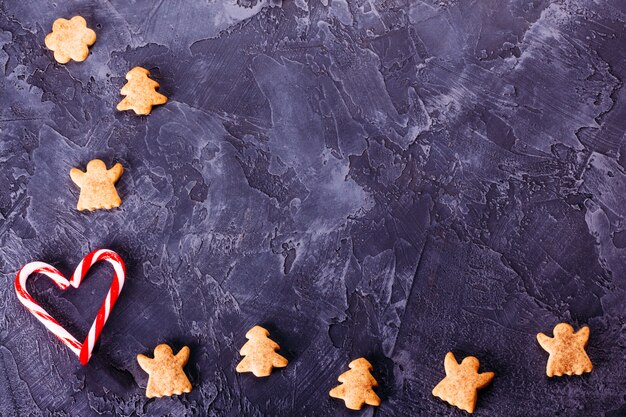 Galletas de jengibre y piruletas con espacio de copia.