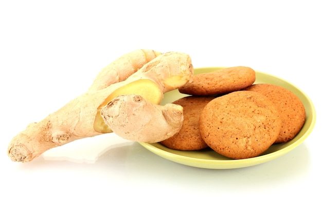 Galletas de jengibre con raíz de jengibre fresco aislado en blanco