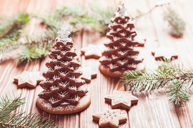 Galletas de jengibre. Árbol de Navidad de galletas con glaseado en la mesa