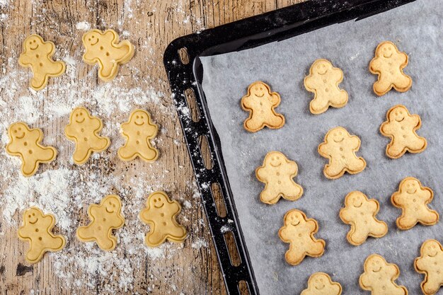 Galletas de jengibre recién cortadas