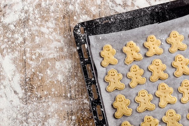 Galletas de jengibre recién cortadas