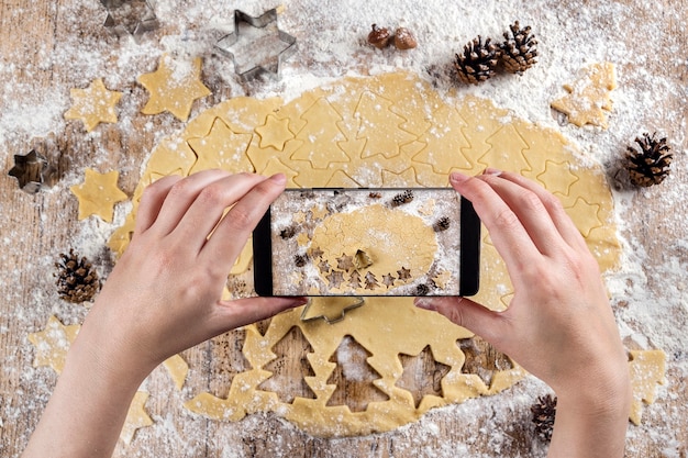 Foto galletas de jengibre recién cortadas