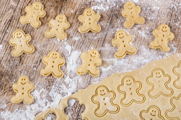 Galletas de jengibre recién cortadas